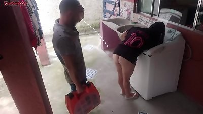 Housewife offers ass to washing machine repairman in lieu of payment