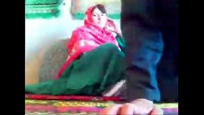 Ø²Ù†Ú© Ø´ÙˆÙ‡Ø± Ø¯Ø§Ø± Ø§ÙØºØ§Ù† ÙˆÙ„ÛŒ Ø´ÙˆÙ‡Ø± Ø§Ùˆ Ø¯Ø± Ø®Ø§Ø±Ø¬ Ø³Ø±Ú¯Ø±Ø¯Ø§Ù† Ùˆ Ø®ÙˆØ¯ Ø§Ùˆ Ù…Ø´ØºÙˆÙ„ Ú©ÙˆØ³ Ø¯Ø§Ø¯Ù† Ø¨Ù‡ Ù…Ø±Ø¯ Ø§Ø¬Ù†Ø¨ÛŒ Ø§Ø³Øª