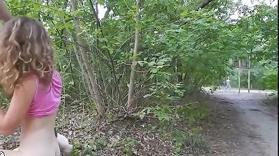 Je la baise devant les passants dans un parc