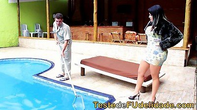 Morena com rabo enorme seduz casado safado