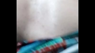 Iara ro&ccedil;ando grelo na calcinha ( siririca )