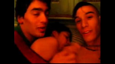 Safada dando para tr&ecirc;s caras