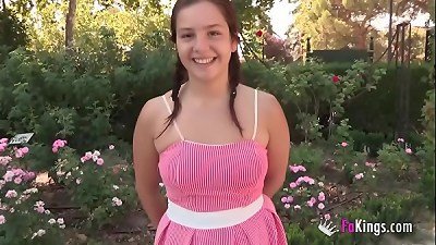 Alba is a young woman who does not shy away from anything and she goes to the Retiro park to have fun.