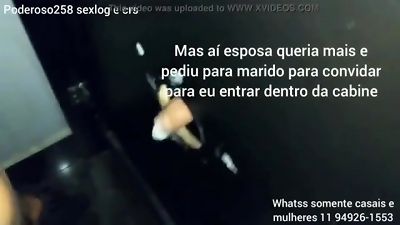 Casada come&ccedil;ou mamar o dotado nos buracos da cabine na casa de swing super hot bar e corno chamou o Poderoso entrar no glory fuck-hole