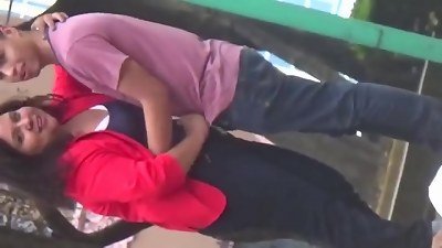 Gordinha punhetando namorado na rua at&eacute; ele gozar