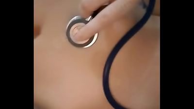 o medico veio me visitar em casa e termino me comendo... nao aguentei e terminei gozando no seu estetoscopio