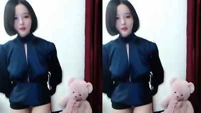 Shi Sai Faith's hot dance and smooth back make for an unforgettable performance in this free porn video