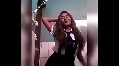 Colegiala me envia un video de ella desnudandose&comma; para ver el video completo click en el siguiente link&colon;  https&colon;&sol;&sol;bit&period;ly&sol;2PdA7zO