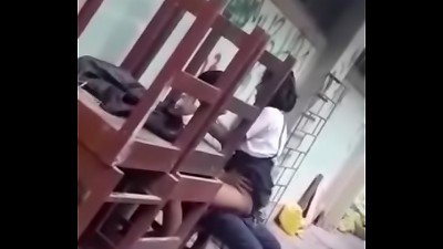 Sexo en el colegio. Pillados culiando afuera del salon