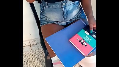 fui fazer tarrefa de escola na casa da minha amiguinha e acabei danu a buceta professional pai gostoso dela gozei