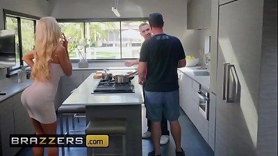 Real life wife Courtney Taylor and Keiran Lee in a steamy encounter - Courtney Taylor helps out in a Brazzers video