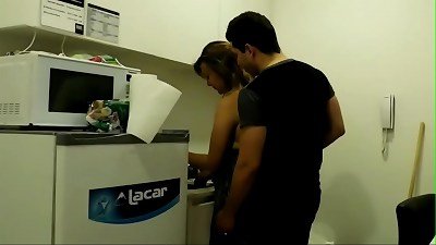 Quando fui procurar meu amigo, encontrei uma tia em sua casa, excelente foda