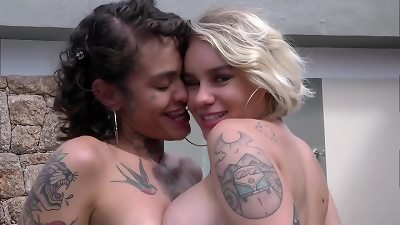 Lesbicas se pegando gostoso - Natalie Cortez e Nina Forbidden
