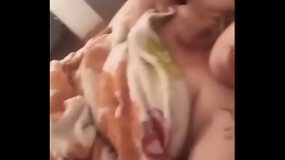 Su esposo al lado y me muestra la vaggina