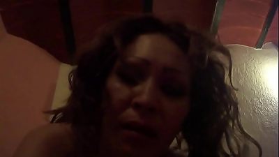 Mi ex suegra la mama de mi ex novia me invita la motel me la mama y me hace un rimjob MILF