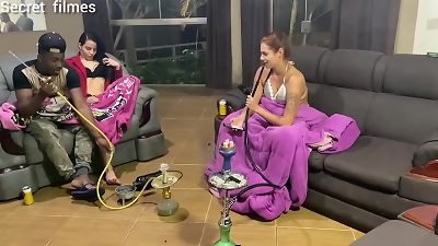 casal fode com a mulher do seu amigo enquanto ele foi dormir