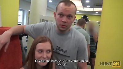 HUNT4K. La ingenua conejita de gimnasio tiene sexo con un hombre rico