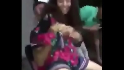 la hija estudiosa drogada desnud&aacute;ndose