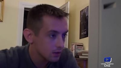 Ovidie trompe sonny monde avec une vid&eacute;o rock-hard pendant qu'elle baise