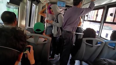 Comenzo como un arrim&oacute;n en el metrobus y termine montada encima de su verga (Twitter: @Hyperversos2)