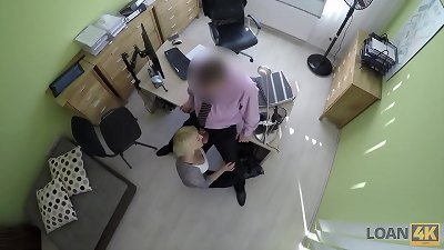 LOAN4K. Ch&eacute;rie donne une poule mouill&eacute;e pour le forage &agrave; un agent de cr&eacute;dit m&eacute;chant