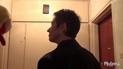 Diana, la femme du boucher, se fait baiser quand son mari travaille