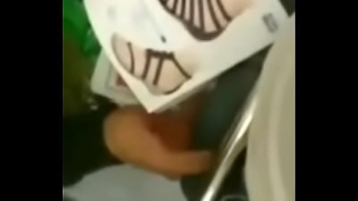 Me agarra la verga en el metro