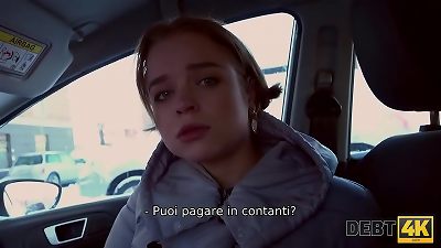 DEBT4k. chick ha un prestito, quindi perch&eacute; chiede a uno sconosciuto di coprirlo per fare sesso