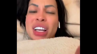 Mami Jordan fails to obey bare displays her bootie and toto on Instagram live