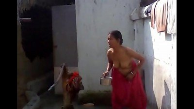 Bengali boudi Bathing&comma; xnxxhomes&period;com