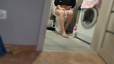 Homemade video of a housewife in white panties, long legs, and wrinkled soles, with a focus on pee play