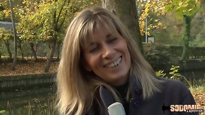 Lisa, fra&icirc;chement s&eacute;par&eacute;e, revient pour un 3 ass-fuck avec deux jeunes