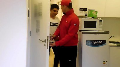 VENDE  A LA MADRE SIN  QUE  SE DE CUENTA , ELLA SE COJE  A LOS AMIGOS  POR PUTA NINFOMANA ,EL LES COBRA SIN  QUE ELLA SEPA ...