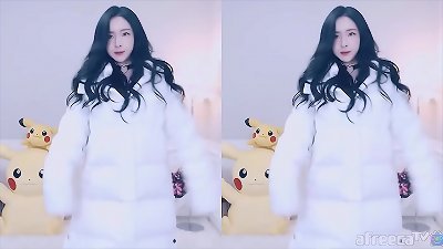 Public #91: A crossdresser performs hot dance in a Netflix live chat with a super-congresswoman.