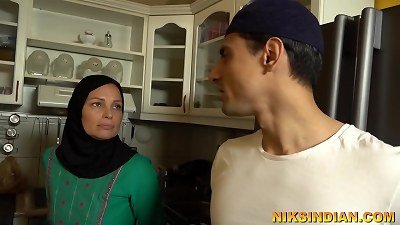 à¤à¤• à¤…à¤œà¥€à¤¬ à¤ªà¤°à¤¿à¤µà¤¾à¤° à¤œà¤¿à¤¸à¤®à¥‡à¤‚ à¤­à¤¾à¤ˆ-à¤¬à¤¹à¤¨ à¤®à¤¾à¤ à¤•à¥‡ à¤¸à¤¾à¤®à¤¨à¥‡ à¤–à¥à¤²à¥‡à¤†à¤® à¤šà¥à¤¦à¤¾à¤ˆ à¤•à¤°à¤¤à¥‡ à¤¹à¥ˆà¤‚