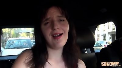 Florence, jeune bouch&egrave;re aux gros seins, se fait baiser le cul