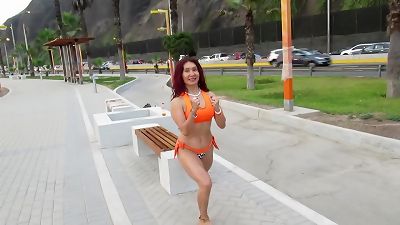 LA ESCULTURAL DIOSA milf ENTRENA EN HILO DENTAL AL AIRE LIBRE